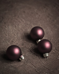 Lila Weihnachtskugeln