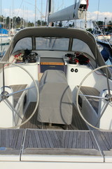 cockpit de yacht avec volant