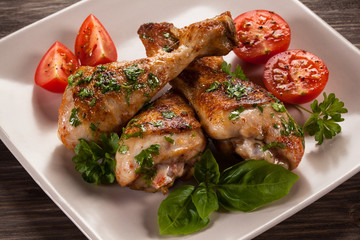 Barbecued chicken legs and vegetables 