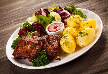 Tasty grilled ribs with vegetables