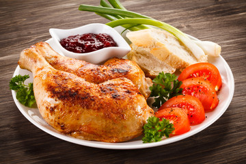 Grilled chicken drumsticks and vegetables