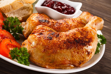 Grilled chicken drumsticks and vegetables