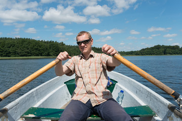 Mann im Ruderboot