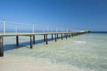 Obraz premium Wooden jetty on tropical beach