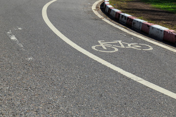 Obraz premium Bicycle sign or icon on the road in the park