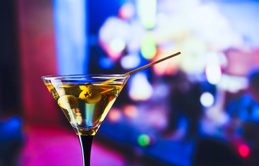 glass with martini and green olives - obrazy, fototapety, plakaty