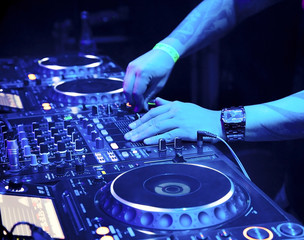 Dj mixes the track