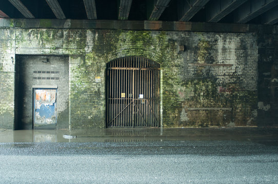 Muro con reja en Glasgow, Escocia 