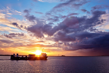 Frachtschiff im Sonnenuntergang