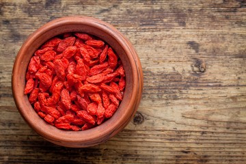 Obraz na płótnie Canvas goji berries in a clay bowl