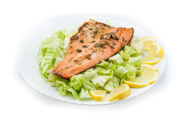 Filetto di trota salmonata nel piatto isolato su sfondo bianco