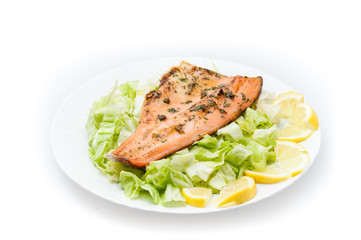 Filetto di trota salmonata nel piatto isolato su sfondo bianco