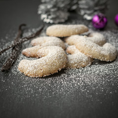 Frische Vanillekipferl mit dekoriert zu Weihnachten