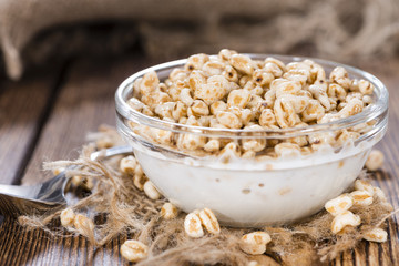 Portion of puffed wheat