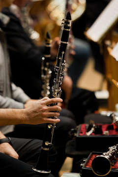 Clarinets in the hands of the musicians in the orchestra
