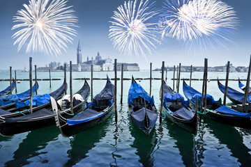 Fototapeta premium Gondole i fajerwerki, Wenecja nocą, Włochy