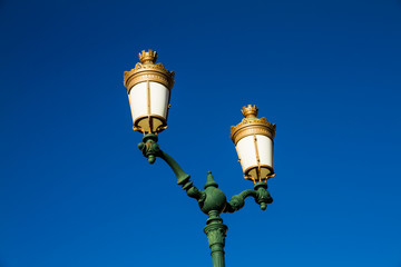 Fototapeta na wymiar Lampadaire style ancien et ciel bleu