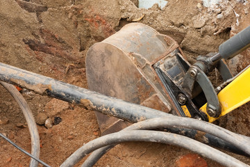 Baggerarbeiten direkt neben Kabeln und Rohren