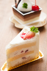 sponge cake with cream and strawberries