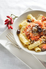 piatto di maccheroni verticale