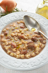 piatto di pasta e fagioli verticale