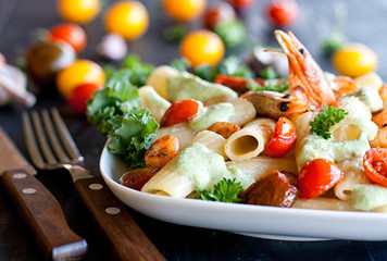 Pasta with shrimps and cherry tomatoes