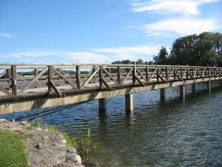 Старый деревянный мост на озере