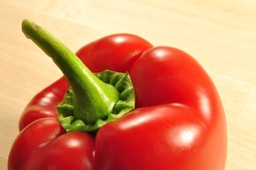 Rote Paprika mit Strunk