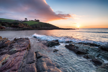 Obraz premium Sunrise over Talland Bay in Cornwall