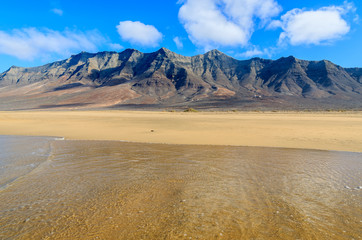 Fototapeta na wymiar Cofete beach and mountains on Fuerteventura island, Spain