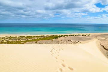 Foto auf Acrylglas Strand Sotavento, Fuerteventura, Kanarische Inseln Fußspuren auf Sanddüne am Strand von Sotavento, Insel Fuerteventura