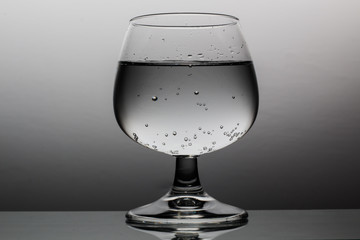 Weinglas mit Sprudelwasser