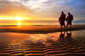 Papier Peint photo Bouddha Silhouettes de moines sur la plage de Hua Hin Thaïlande
