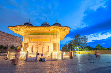 Obraz premium Small building close to Hagia Sophia at night in Istanbul