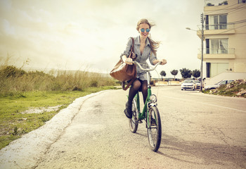 Naklejka premium Cheerful girl riding a bike