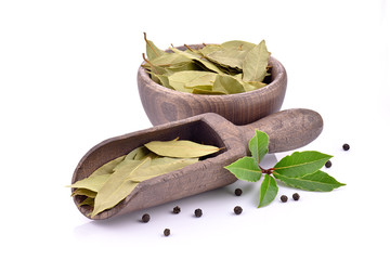 Liście laurowe z czarnym pieprzem © CUKMEN