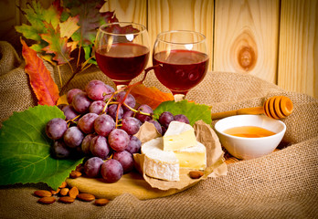 Red wine with cheese, honey, almonds and grapes