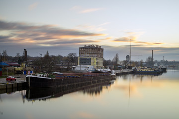 barki w porcie rzecznym