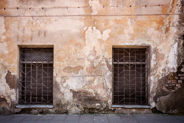 Fototapeta na wymiar Old cracked wall