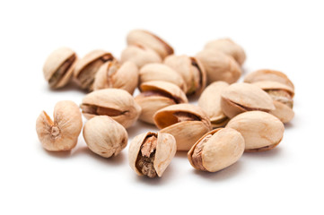 Pistaches sur fond blanc