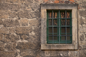 Fototapeta na wymiar alte Steinmauer mit Fenster