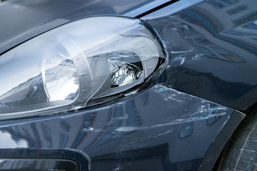 kaputtes Auto nach einem Unfall © PhotographyByMK