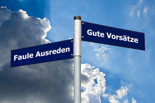Stra&szlig;enschild vor bew&ouml;lktem/blauem Himmel welches den Konflikt zwischen 'Faulen Ausreden' und 'Guten Vors&auml;tzen' symbolisiert