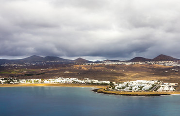 Obraz premium aerial of Arrecife with volcanoes in clouds