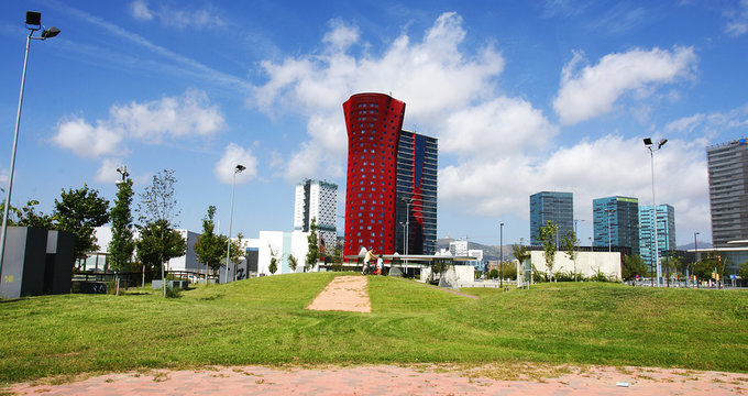 Jardines con edificios comerciales al fondo, Barcelona
