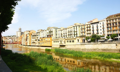 Fototapeta na wymiar Fachadas coloristas sobre el río Onyar, Girona