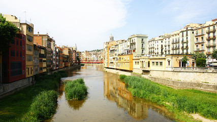 Fototapeta na wymiar Río Onyar a su paso por Girona