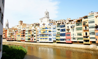 Obraz premium Fachadas coloristas sobre el río Onyar, Girona