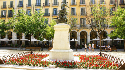 Estatua en la plaza de la Independencia, Girona