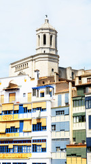 Fototapeta na wymiar Fachdas coloristas y campanario de la catedral, Girona